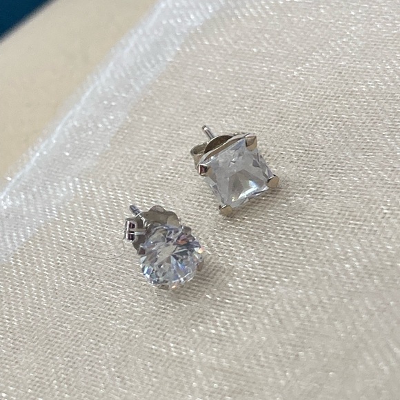 10k 2 single white gold Stud Earrings - Picture 2 of 9